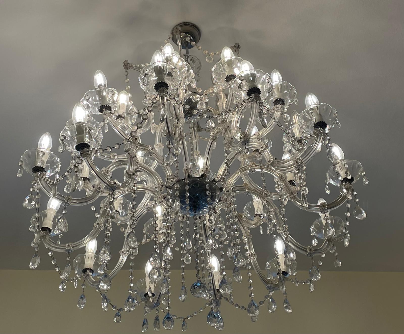 Großer Kristalllüster über den Friseurplätzen der Haargalerie